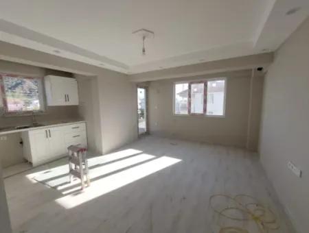 2 1-Wohnungen Zum Verkauf Im Mittleren Stockwerk Eines Brandneuen Dreistöckigen Gebäudes Mit Schwimmbad Im Zentrum Von Muğla Ortaca