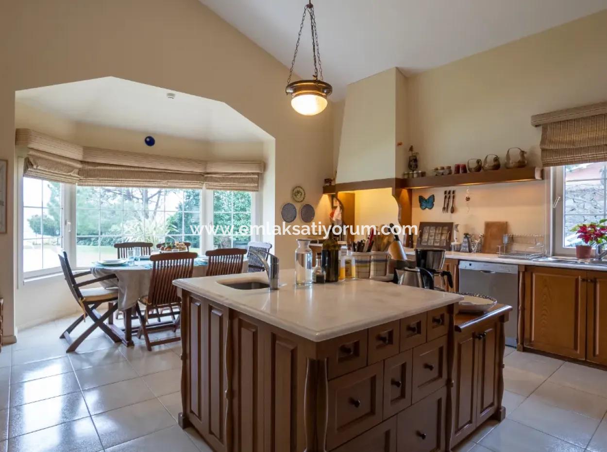 7 In 1 Detached Luxury House On A 2300 M2 Plot For Sale In Zekeriyaköy, Istanbul