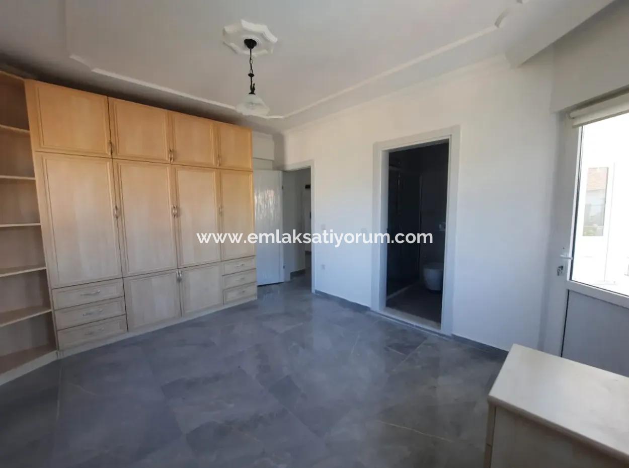 Köyceğizde Göle Yakın Yüzme Havuzlu 7+1 Müstakil Tripleks Satılık