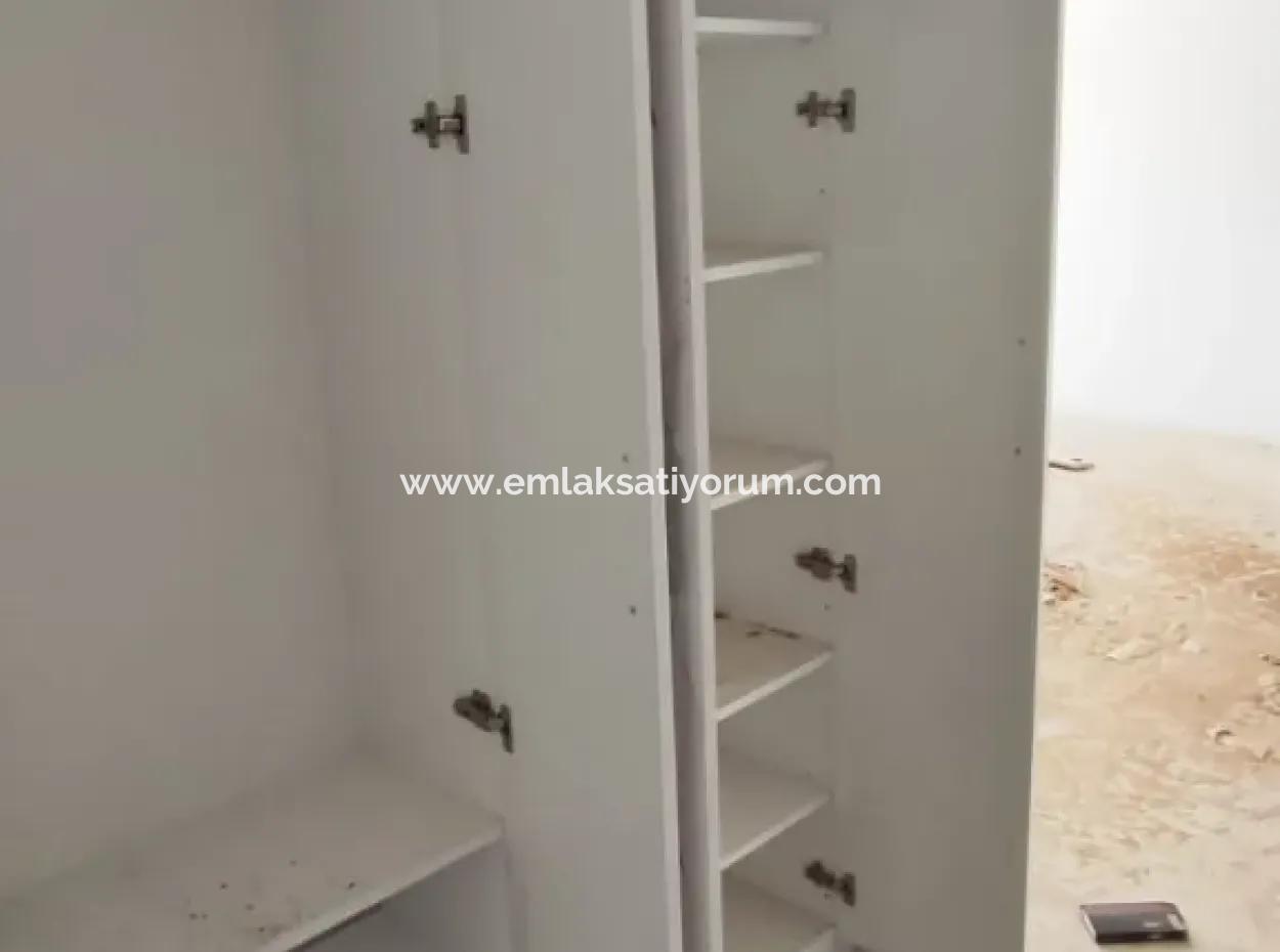 Karaburunda Havuzlu Sitede  2+1 Daire Satılık