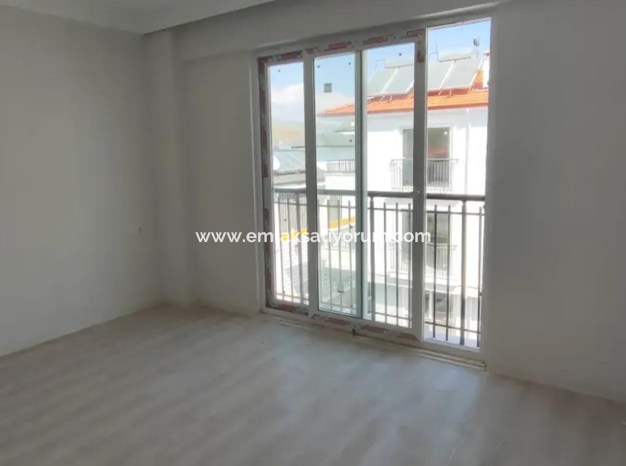 Karaburunda Havuzlu Sitede  2+1 Daire Satılık