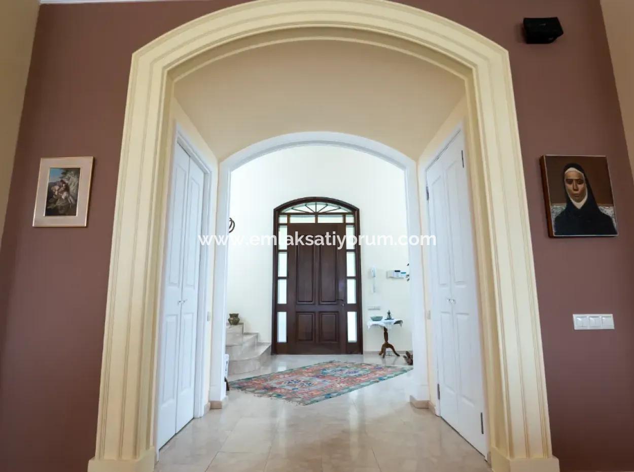 İstanbul Zekeriyaköyde Satılık 2300 M2 Arsada  7+1 Müstakil Lüks Ev