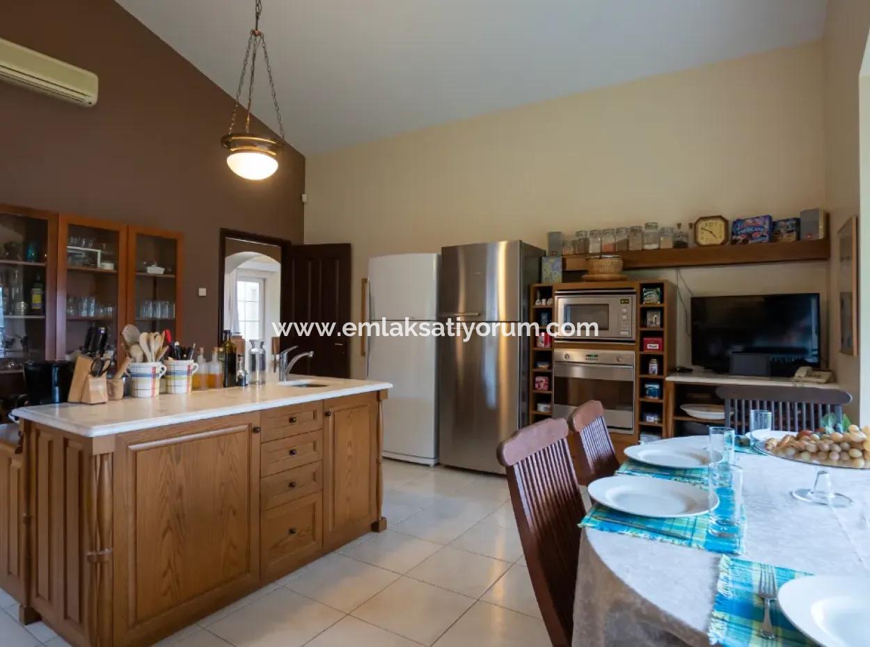 İstanbul Zekeriyaköyde Satılık 2300 M2 Arsada  7+1 Müstakil Lüks Ev