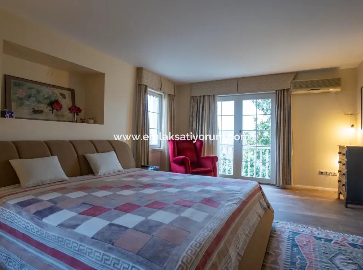 İstanbul Zekeriyaköyde Satılık 2300 M2 Arsada  7+1 Müstakil Lüks Ev