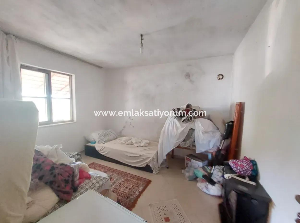 Ortaca Eskiköy’de 5.850 M² Göl Manzaralı Arazi Ve Köy Evi Satılık