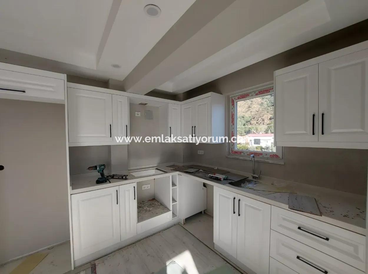 Muğla Ortaca Merkezde Yüzme Havuzlu Sıfır 3 Katlı Binanın Orta Katında  Bulunan 2+1 Daire Satılık