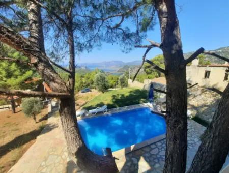 Muğla Dalyan Gökbelde Deniz Manzaralı, Yüzme Havuzlu, 1800 M2 Arazide 2+1  Eşyalı Taş Ev Kiralık