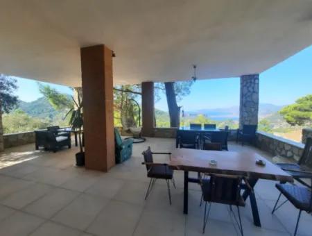 Muğla Dalyan Gökbelde Deniz Manzaralı, Yüzme Havuzlu, 1800 M2 Arazide 2+1  Eşyalı Taş Ev Satılık